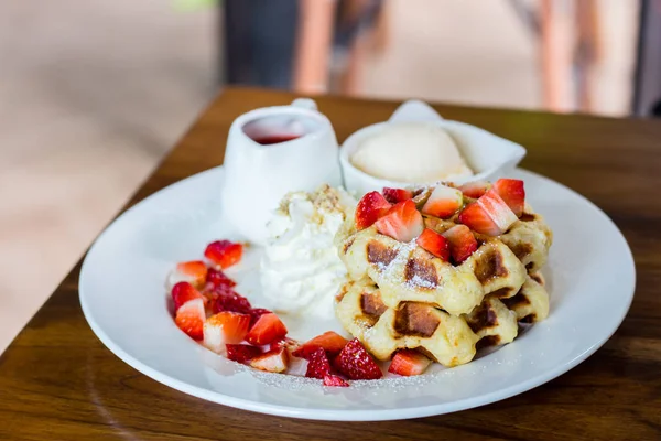 Gözleme çilek masada vanilyalı dondurma ile