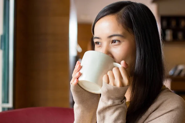 Femme asiatique buvant du café de tasse de café blanche — Photo