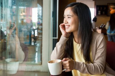 Asya coffee shop pencereden bakarak