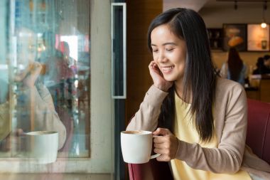 Asya coffee shop pencereden bakarak