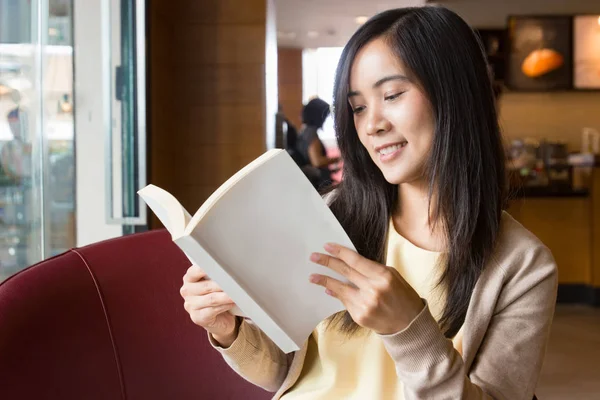 Asiatische Frau liest Buch — Stockfoto