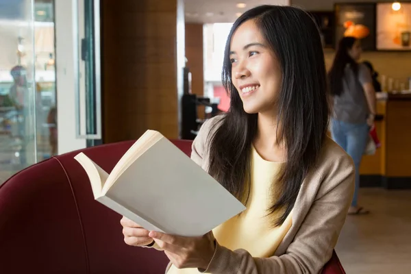 Asiatisk kvinna läsa bok — Stockfoto