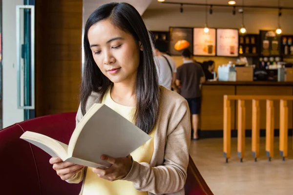 Asiático mulher leitura livro — Fotografia de Stock