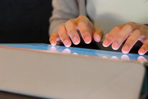 Persona escribiendo a mano en la tableta — Foto de Stock