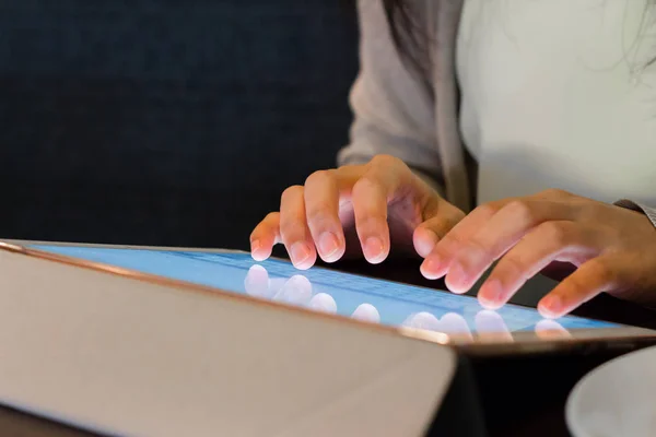 Digitação da mão da pessoa no tablet — Fotografia de Stock