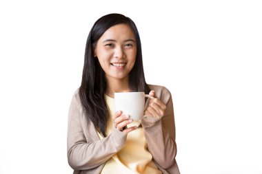 Bir fincan kahve beyaz arka planda tutan Asyalı kadın