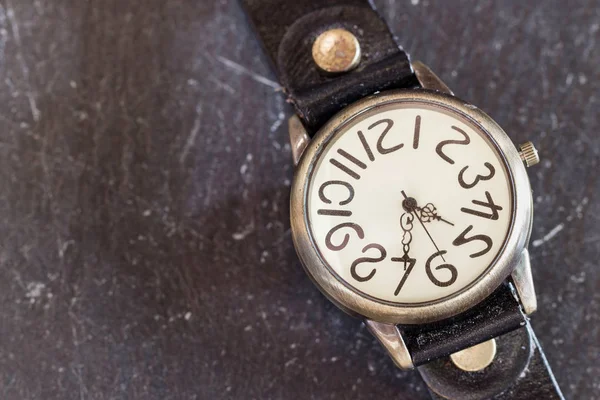 Reloj de pulsera antiguo en mesa de piedra negra — Foto de Stock