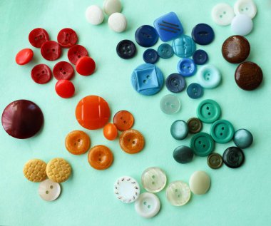çok renkli düğmeler