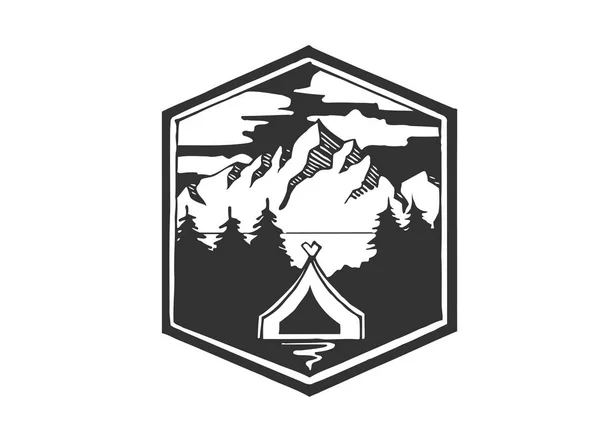 Stay Wild Camping, Campamento forestal, Camiseta dibujada a mano Imprimir. Emblema tipográfico dibujado a mano, ilustración vectorial para su proyecto — Vector de stock
