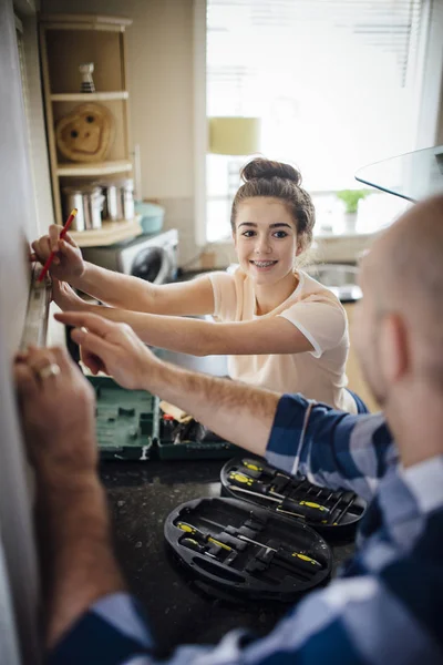 Dare una mano a papà con fai da te — Foto Stock