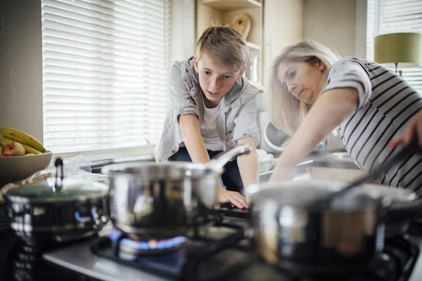 Помогать маме с готовкой — стоковое фото