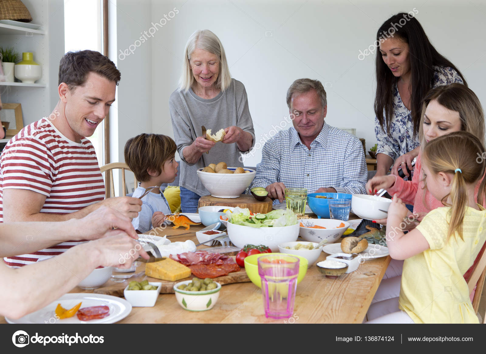 Fotos De Familia Almuerzo De Stock Familia Almuerzo Imagenes Libres De Derechos Depositphotos