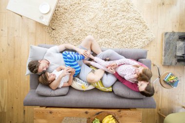 Aile kucaklamaları kanepe