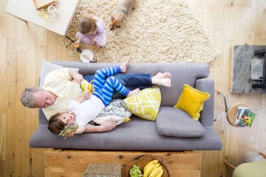 Büyükbaba'nın evinde eğleniyor