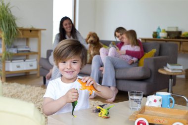 Çocuk oyuncak dinozorlar ile