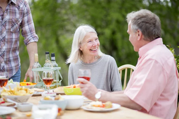 Seniors στο πάρτι στον κήπο — Φωτογραφία Αρχείου