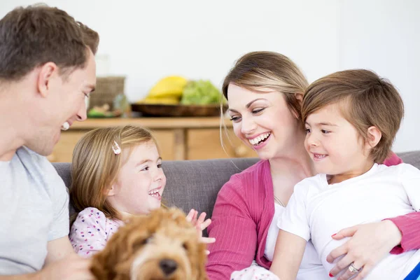 Câlins de famille sur le canapé — Photo