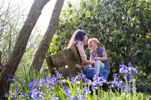 Frühlingsspaziergänge mit Mama — Stockfoto