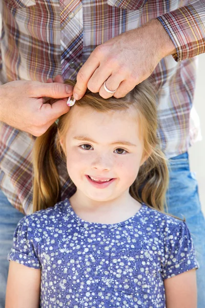 Papá haciendo el pelo de la hija — Foto de Stock