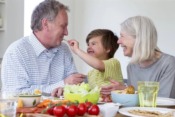Alimentar al abuelo con una galleta cremosa — Foto de Stock