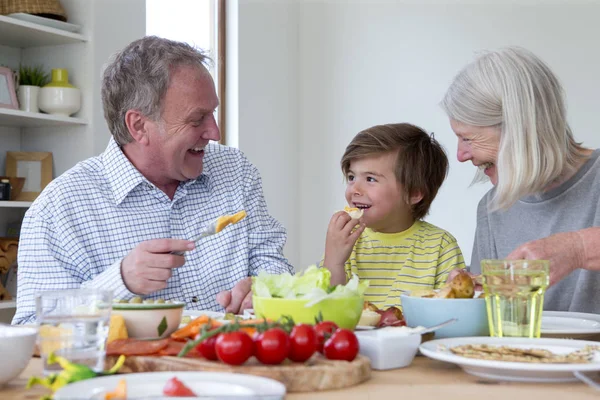Almuerzo con los abuelos — Foto de Stock
