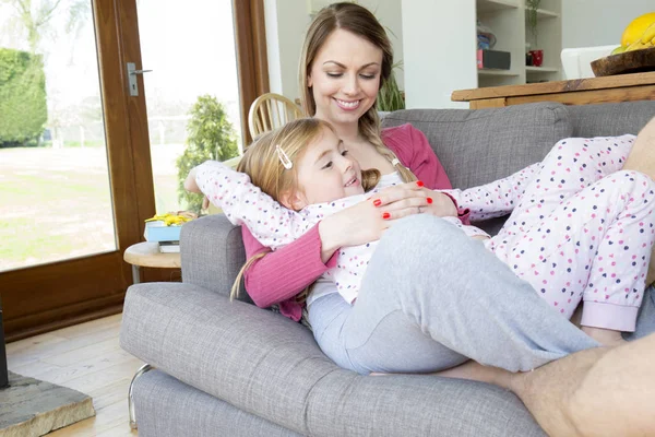 Relajarse con mamá — Foto de Stock