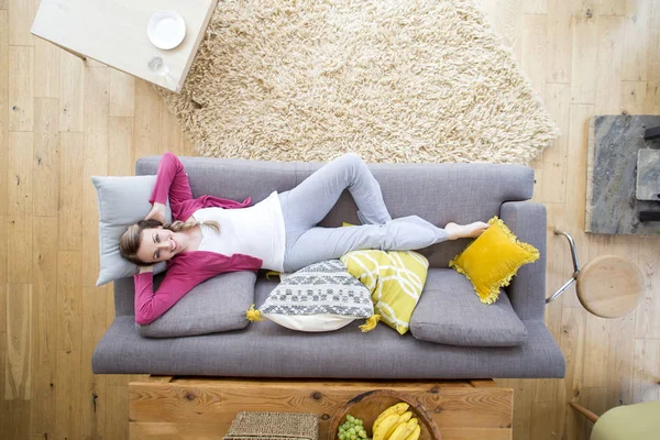Nő pihentető kanapén — Stock Fotó