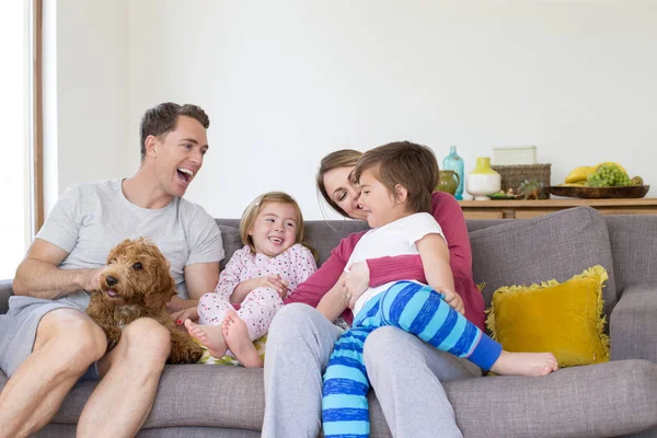 Família abraça em casa — Fotografia de Stock