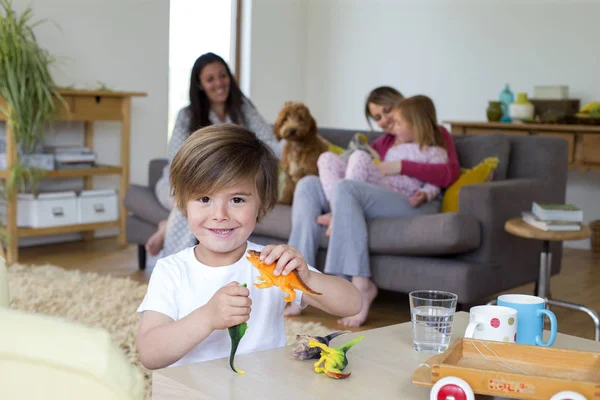 Мальчик с игрушечными динозаврами — стоковое фото