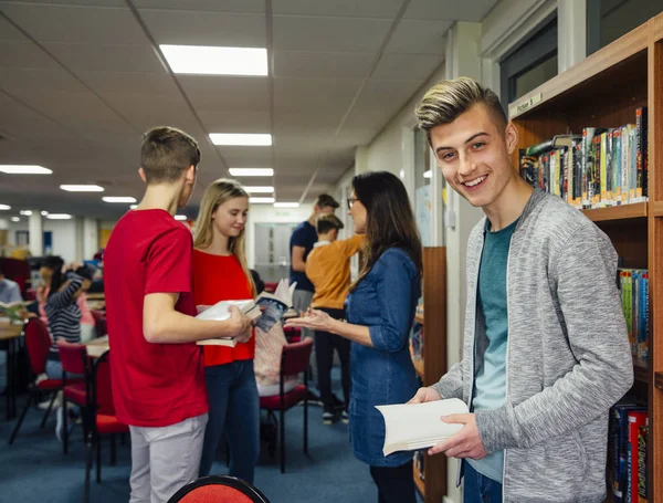 Lecture à l'école — Photo