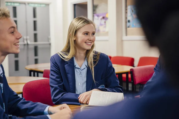 Werken samen In de klas — Stockfoto