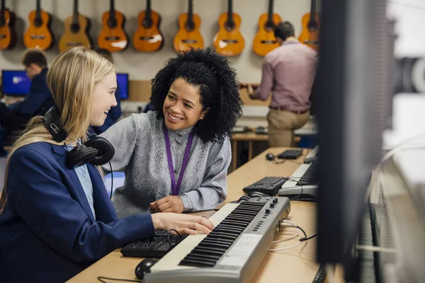 Aprender teclado en la lección de música —  Fotos de Stock