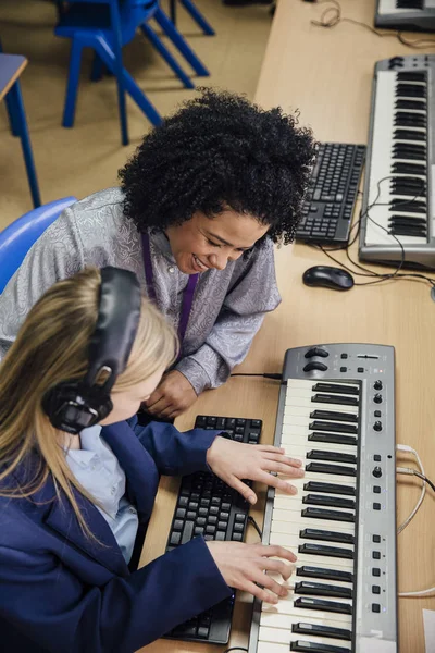 Aprender teclado en la lección de música — Foto de Stock