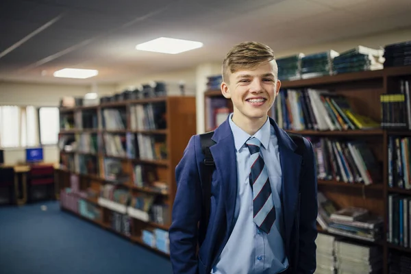 Estudiante adolescente en la biblioteca — Foto de Stock