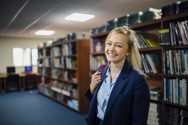 Adolescente na biblioteca — Fotografia de Stock