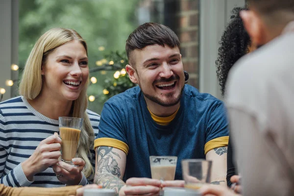 Ponerse al día durante el café — Foto de Stock