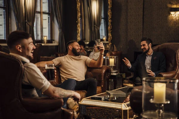 İçki zevk erkekler — Stok fotoğraf