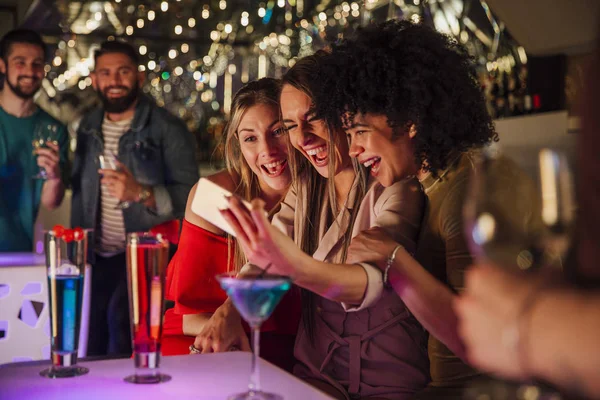 Selfie нічний клуб друзів — стокове фото