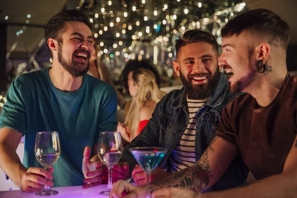 Freunde in einem Nachtclub — Stockfoto