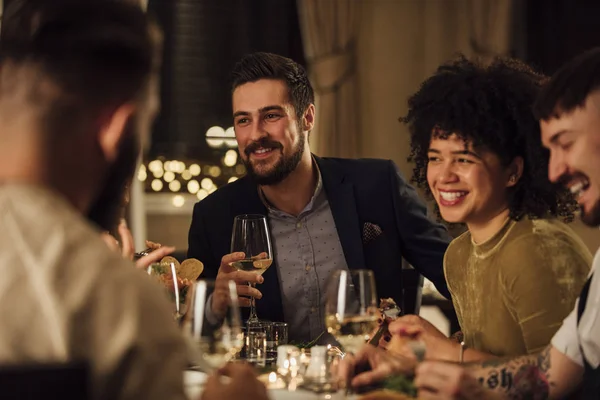 Socializar sobre una comida — Foto de Stock