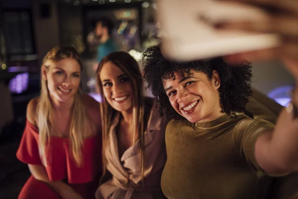 Friends Nightclub Selfie — Fotografie, imagine de stoc