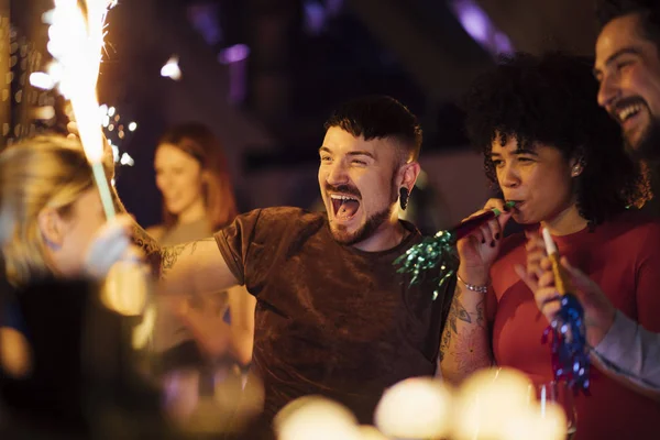 Freunde feiern im Nachtclub — Stockfoto