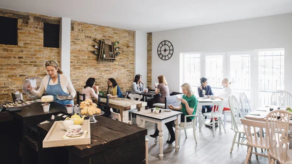 Quarto tiro de um café ocupado — Fotografia de Stock