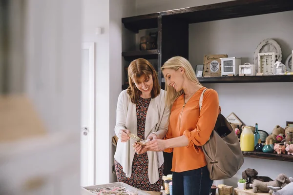 Compras de amigos — Foto de Stock