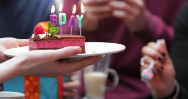 Partage gâteau d'anniversaire 