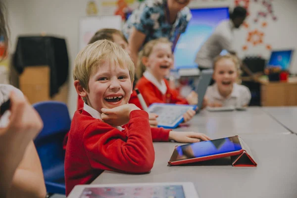 Estudante feliz na aula de tecnologia — Fotografia de Stock