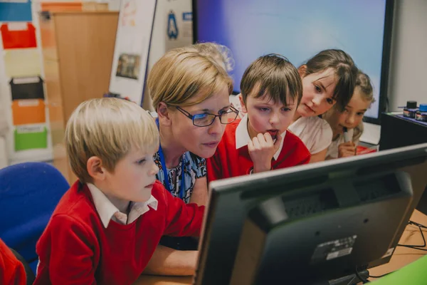 Klassrummet datorarbete — Stockfoto