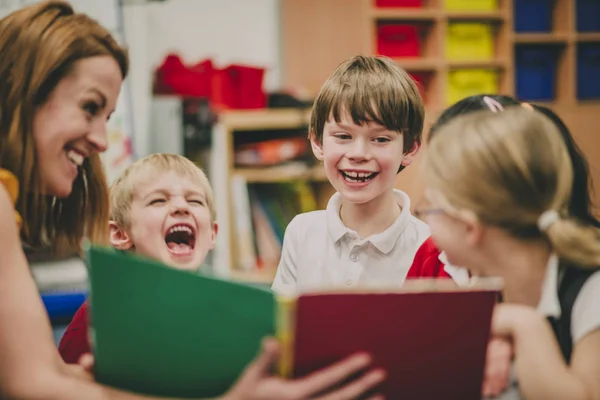 Storytime en la escuela — Foto de Stock