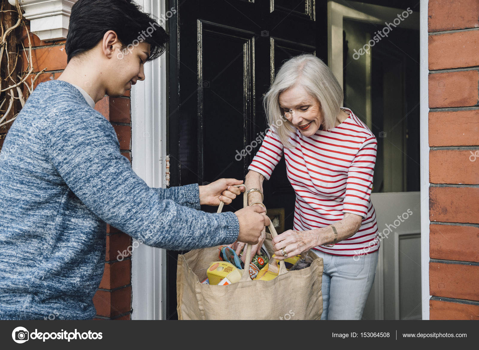 Счастливые соседи. Соседи. Дружные соседи по даче. Соседи по дому. Разговор с соседями.