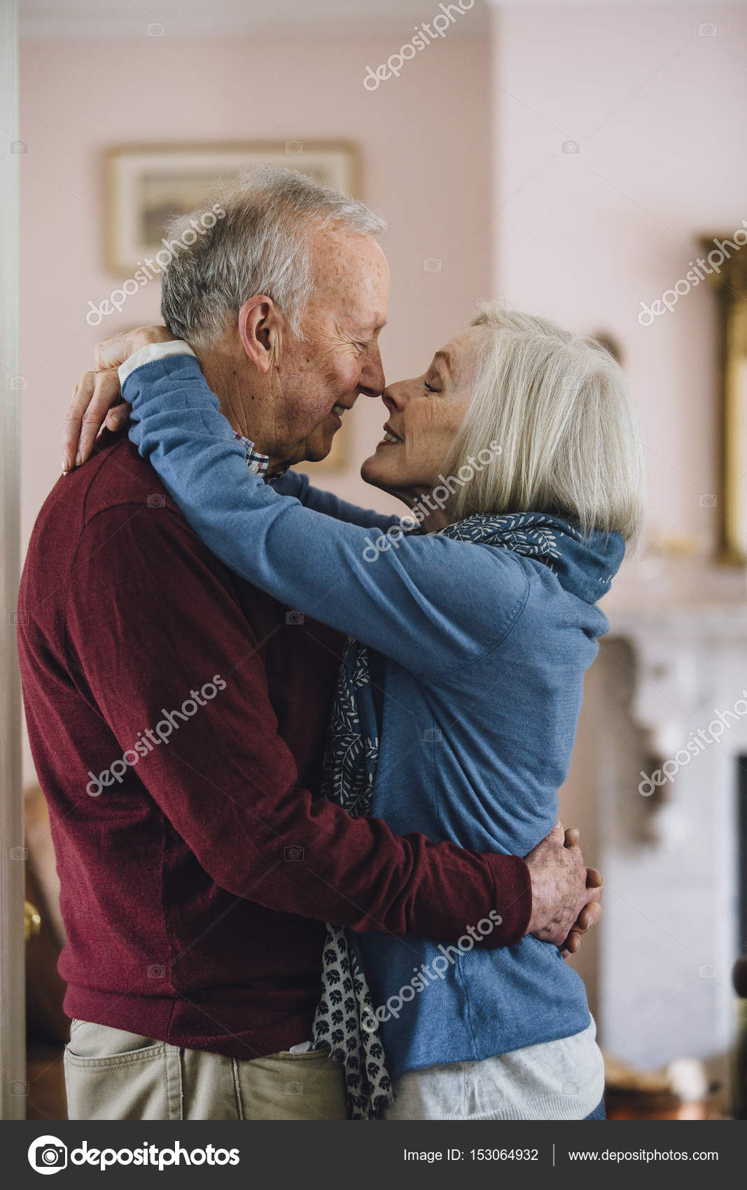シニアのカップルがキス 無料のストック写真 C Dglimages